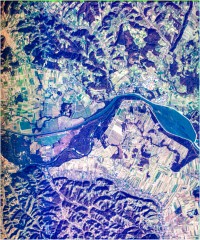 Ormož z akumulacijskim Ormoškim jezerom na reki Dravi - trikanalni naravnobarvni R-G-B prikaz